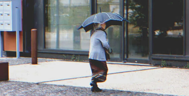 Un pauvre garçon offre son parapluie à une vieille dame sous la pluie, elle le lui rend avec une enveloppe à l'intérieur   Histoire du jour